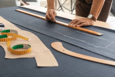 Atelier Tekstilde çalışan genç terzi