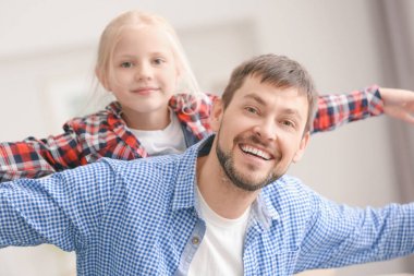 Sevimli küçük kız babasıyla evde oynamak