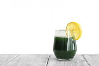 Bardak buğday çimen suyu 