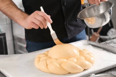 Adam ham somun ekmek fırçalama