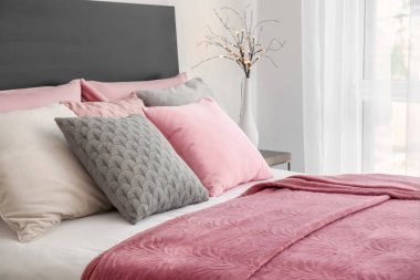 Rahat yatak odasında yastıkları ile