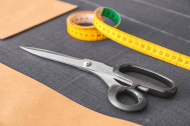 Gri kumaş, closeup dikmek için makaslar