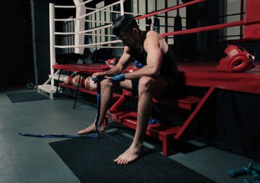 Erkek boxer el uygulama eğitim salonunda için hazırlarken sarar