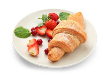 Lezzetli kruvasan ve beyaz arka plan üzerinde meyveleri ile plaka