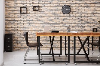 Modern ofis iç ahşap masa ve sandalyeler ile