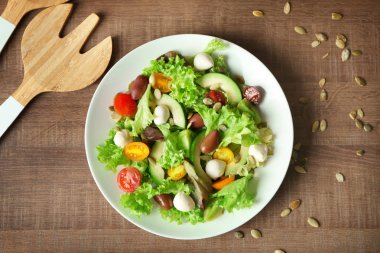 Plaka ile lezzetli sebze salatası masasında, üstten görünüm