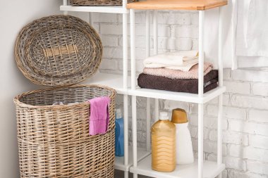 Banyo çamaşır ile hasır sepet