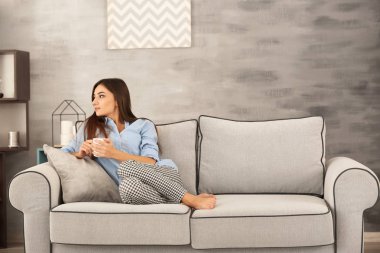 Çay evde kanepe üzerinde olan kadın