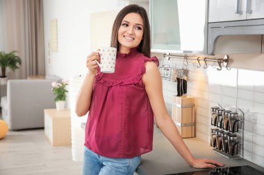 Gülümseyen kadın kapalı çay içme zarif bluz