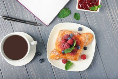 Berry puf böreği tablo ile kompozisyon