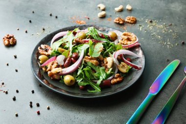 Plaka gri arka plan üzerinde lezzetli sebze salatası ile