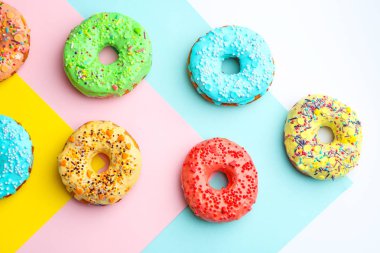 Renk arka plan üzerinde sprinkles ile lezzetli börekler