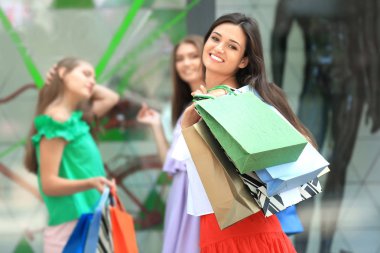 Alışveriş torbaları şehir sokak üzerinde olan kadın