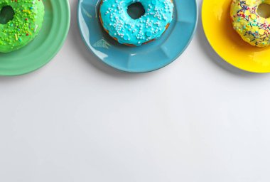 Beyaz arka plan üzerinde farklı çörek ile plakalar