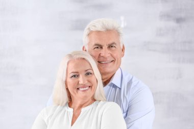 Olgun çift gri bir arka plana dayanır