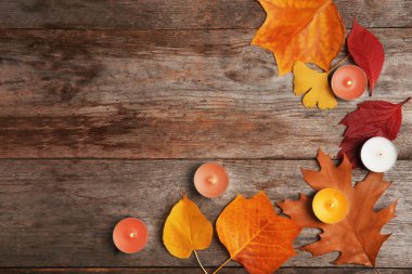 Yanan mumlar ve ahşap arka plan, yukarıdan Sonbahar yaprakları ile kompozisyon
