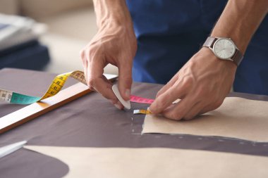 Genç terzi dikiş desen, closeup ile çalışma