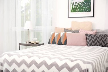 Rahat yatak odasında yastıkları ile