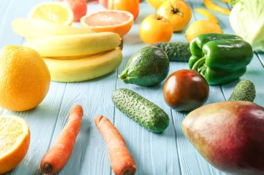 Meyve ve sebze yapılmış yaratıcı kompozisyon