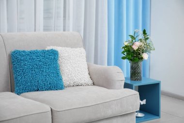 Oturma odasının içindeki şık kanepe.