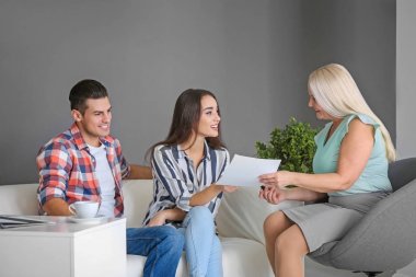 Toplantı Danışmanı Office ile genç Çift