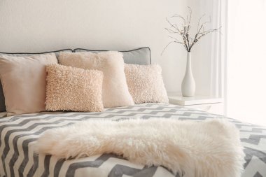 Rahat yatak odasında yastıkları ile