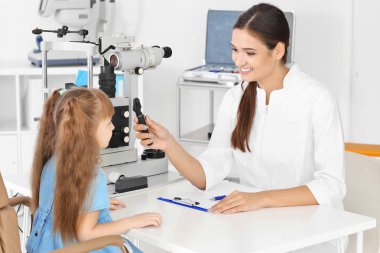 Küçük çocuk kliniğinde göz fundus teftiş göz doktoru