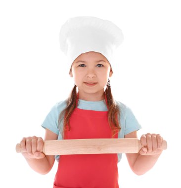 Önlük beyaz arka plan üzerinde oklava ile şirin kız