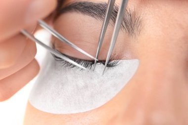 Genç kadın kirpik uzantıları yordamı, closeup geçiyor