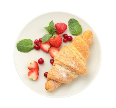 Lezzetli kruvasan ve beyaz arka plan üzerinde meyveleri ile plaka