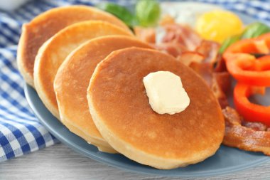 Lezzetli gözleme ile plaka 