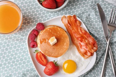 Lezzetli breakfast kızarmış yumurta, pastırma ve masada krep ile