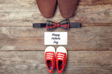 Fiyonk, ahşap arka plan üzerinde irili ufaklı ayakkabı. Babalar günü kompozisyon