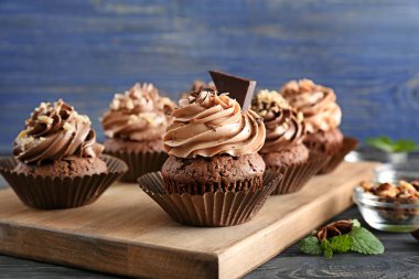 Ahşap tahta üzerinde lezzetli çikolata cupcakes