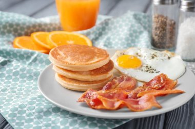 Lezzetli kek, kızarmış domuz pastırması ve yumurta ile plaka 