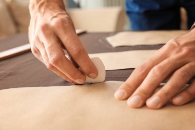 Genç terzi dikiş desen, closeup ile çalışma