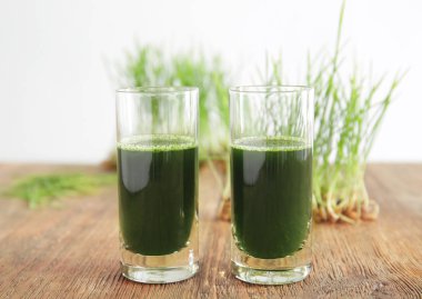 Sağlıklı buğday çimen suyu ahşap masa üzerinde çekim