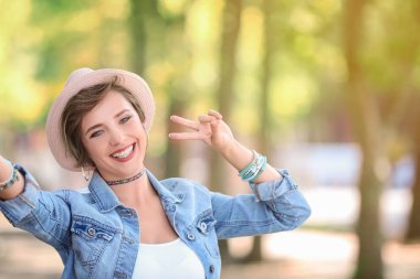 Çekici hippi kız dışarıda selfie çekiyor.