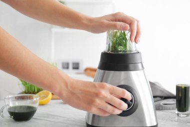 Kadın buğday çimen suyu blender ile yapma 