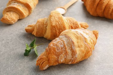 Gri zemin üzerine lezzetli ay çöreği