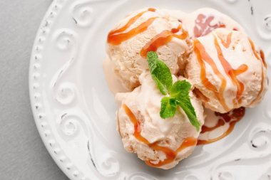 Plaka karamelli dondurma ile