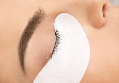 Genç kadın kirpik uzantıları yordamı, closeup geçiyor