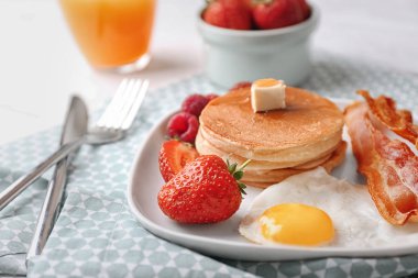 Lezzetli breakfast kızarmış yumurta, pastırma ve masada krep ile