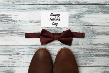 Babalar günü papyon ve ahşap arka plan üzerinde ayakkabı ile kompozisyon