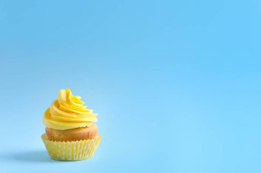 Renk arka plan üzerinde lezzetli kek