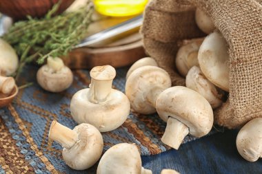 Taze champignon mantar masada