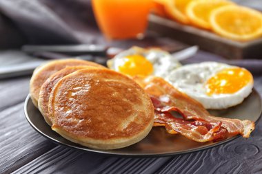 krep, kızarmış domuz pastırması ve yumurta