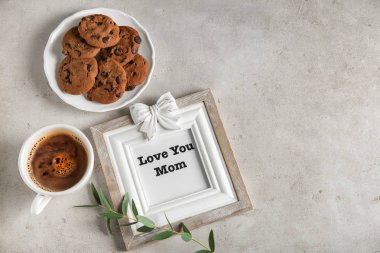 Kahve, çikolata kurabiye ve fotoğraf çerçevesi ile kelime 