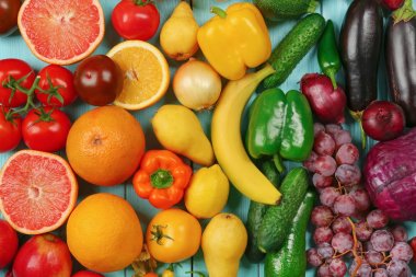 Meyve ve sebze yapılmış yaratıcı kompozisyon 