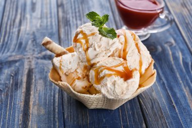 Karamel ile lezzetli dondurma